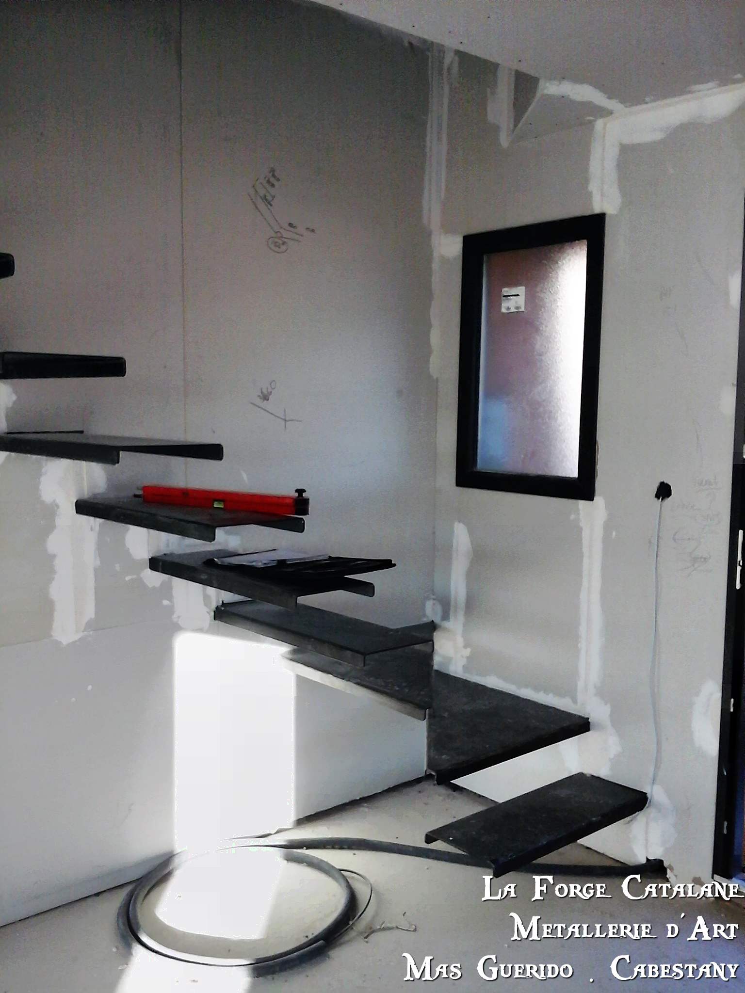 escalier fer quart tournant marches suspendues decoupe laser forge catalane.jpg